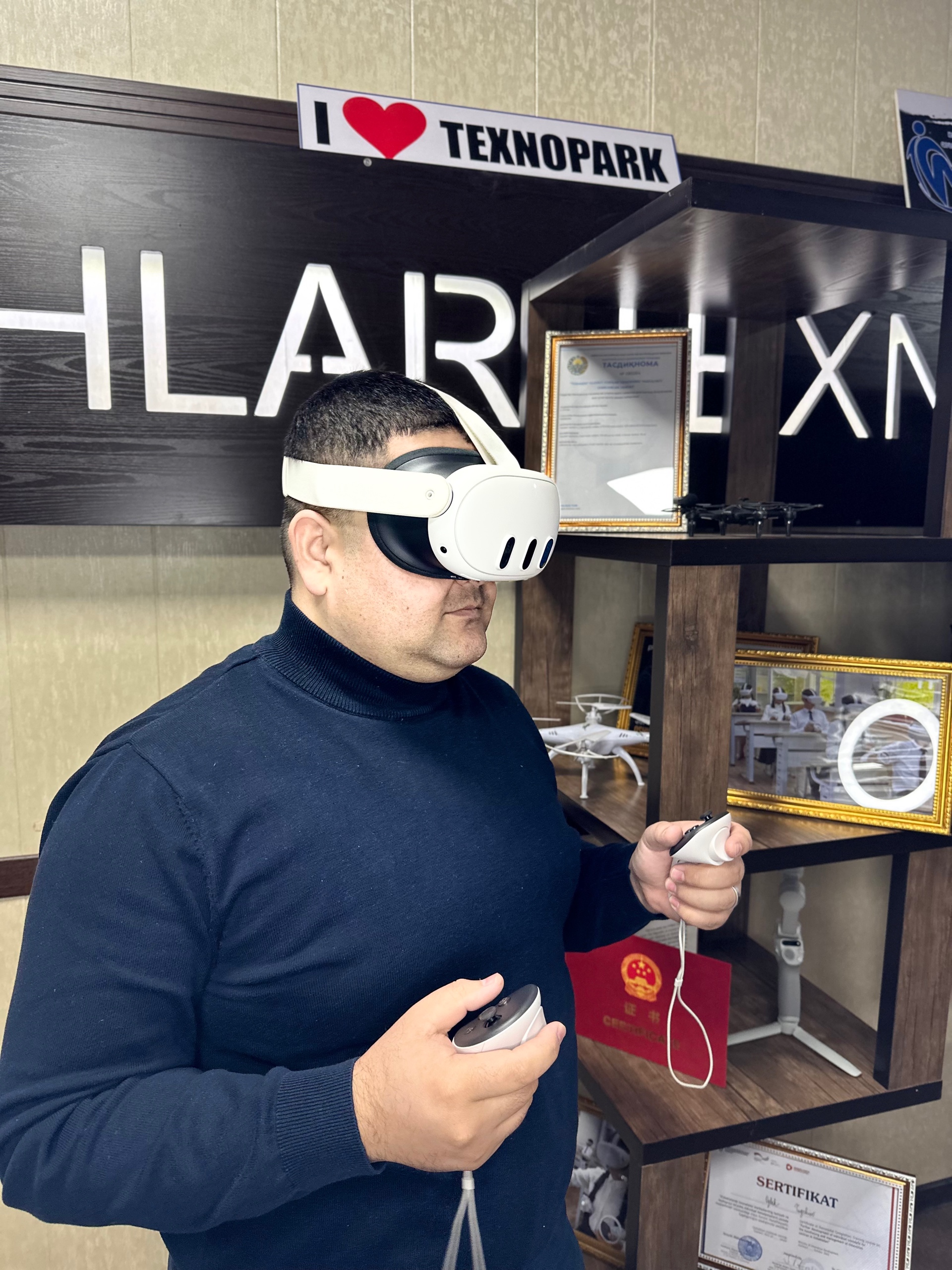 oybek (oybektuychiev.lens) Lens social identity (.lens handle) PFP