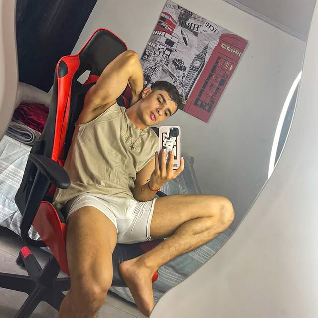 Econ Nocturne (ygsgroup.lens) Lens social identity (.lens handle) PFP