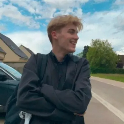 Ponder (louisemaggie.lens) Lens social identity (.lens handle) PFP