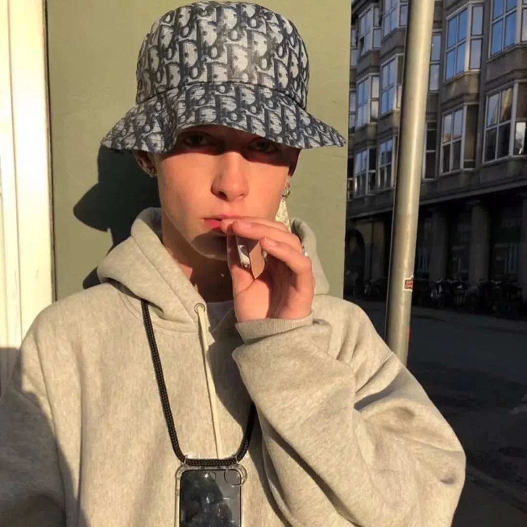 Deserted (goddesss.lens) Lens social identity (.lens handle) PFP