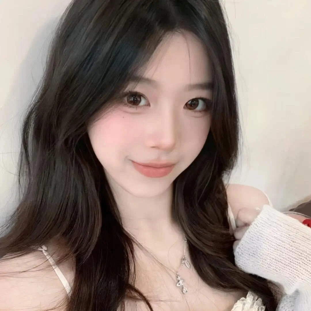 Alice (dalecrystal.lens) Lens social identity (.lens handle) PFP