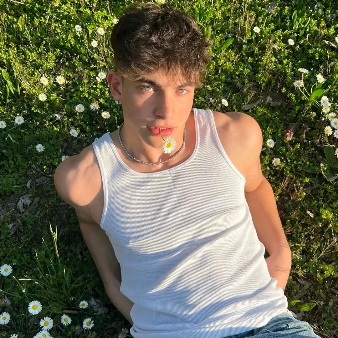 jhgfvv (everleydd.lens) Lens social identity (.lens handle) PFP