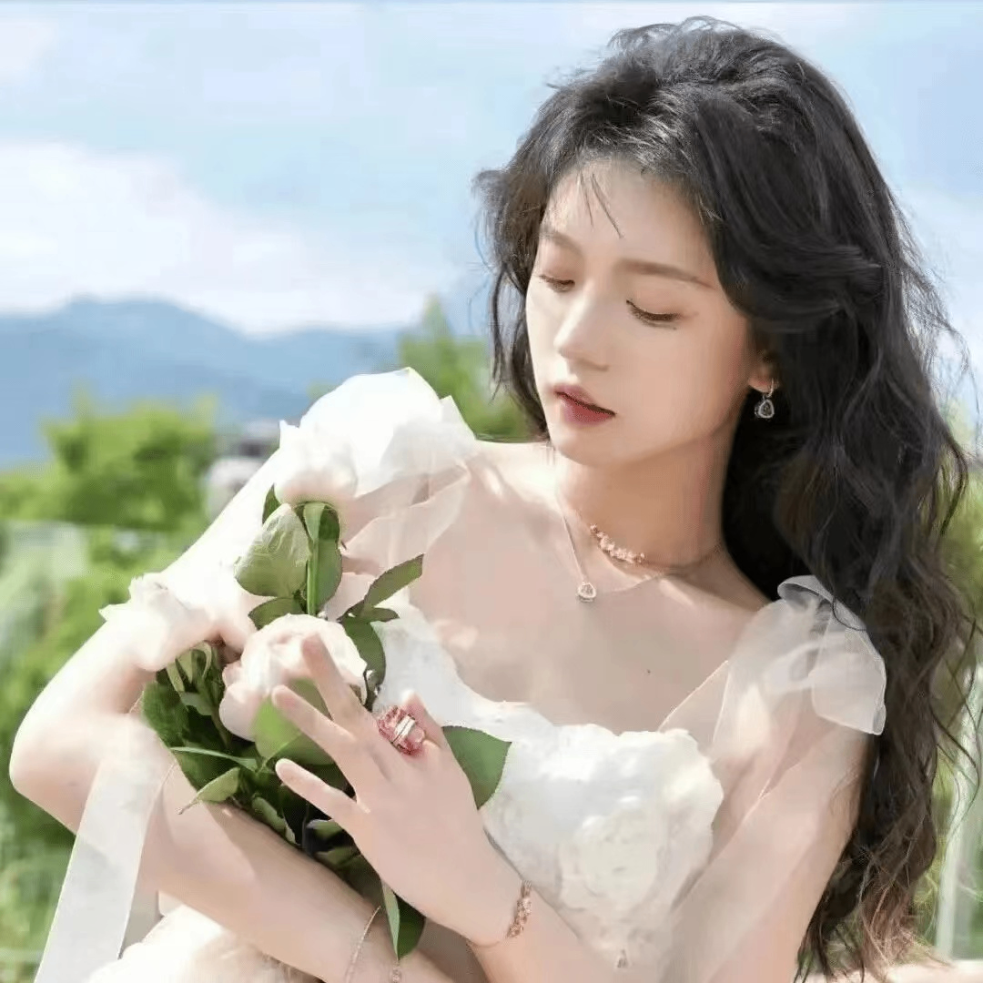 flower (vvkjs.lens) Lens social identity (.lens handle) PFP