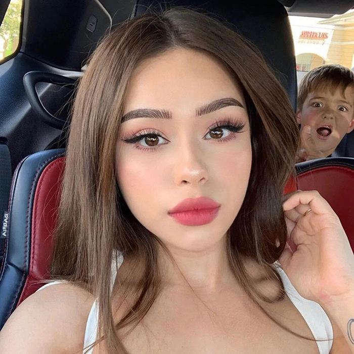 BlossomBlossomer (carolinesebastian.lens) Lens social identity (.lens handle) PFP