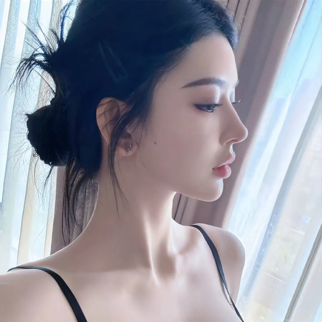 Rowan (emmaenid.lens) Lens social identity (.lens handle) PFP