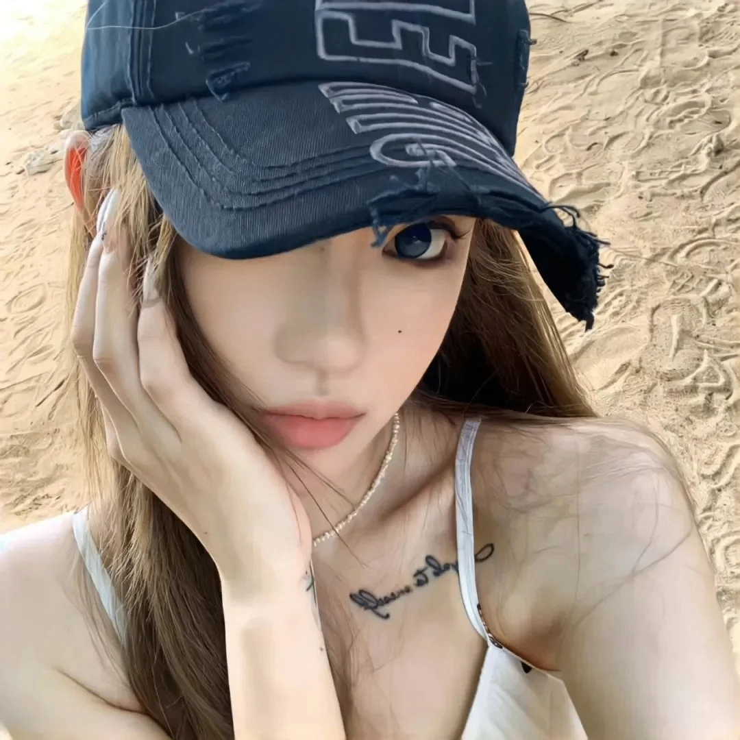 Aaron (miaqs.lens) Lens social identity (.lens handle) PFP